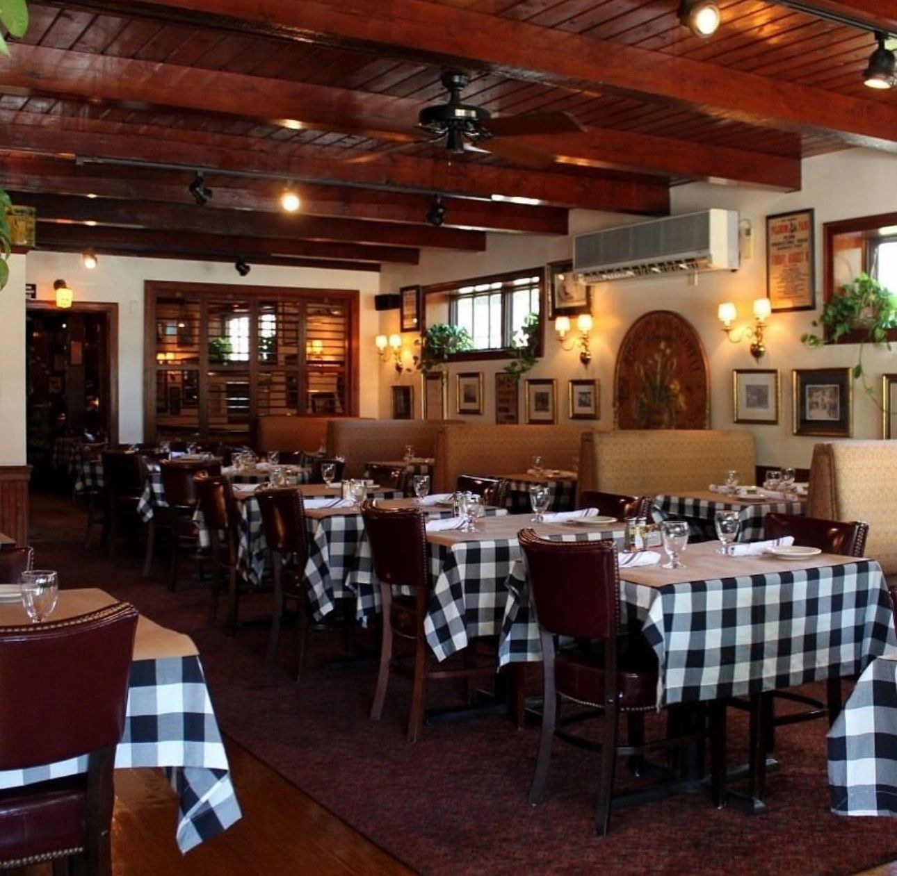 Roadhouse dining space with checkered tablecloths